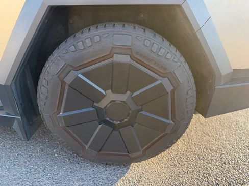 Used 2024 Tesla Cybertruck AWD Crew Cab image 36
