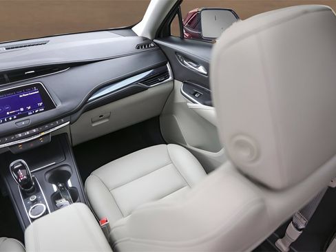 Used 2023 Cadillac XT4 Luxury w/ Driver Awareness Package image 28