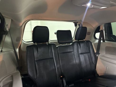 Used 2016 Chrysler Town & Country Touring FWD image 25