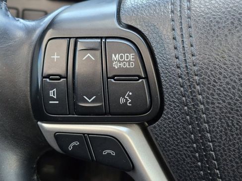 Used 2017 Toyota Highlander Limited image 19