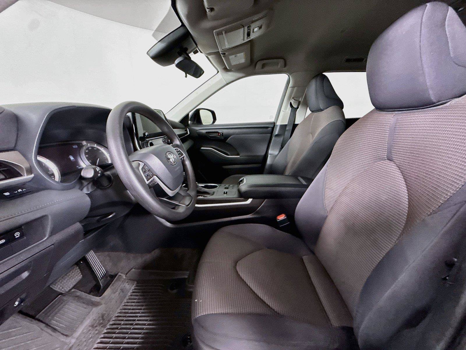 Used 2023 Toyota Highlander L FWD image 3