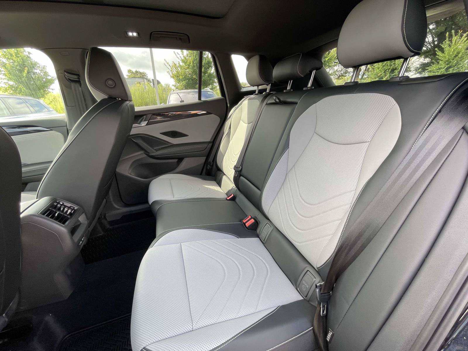 New 2026 Volkswagen Tiguan SE R-Line FWD image 13