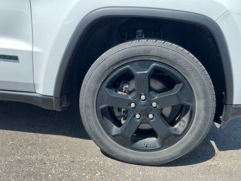 Used 2019 Jeep Grand Cherokee Laredo AWD/4WD image 8
