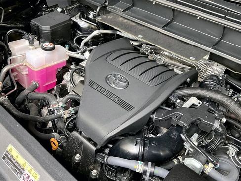 Used 2025 Toyota Highlander LE FWD image 29