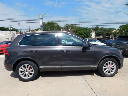 Used 2013 Volkswagen Touareg Sport image 8