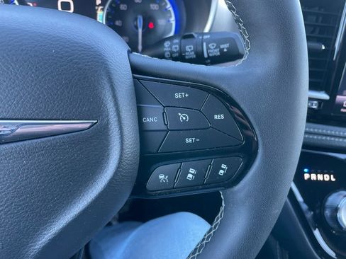 Used 2025 Chrysler Pacifica Limited image 23