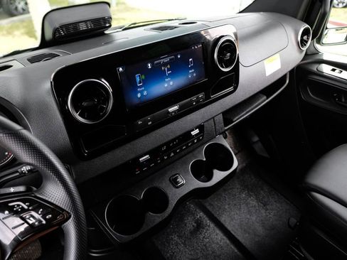 Used 2025 Mercedes-Benz Sprinter 2500 w/ Dashboard Charging Package image 20