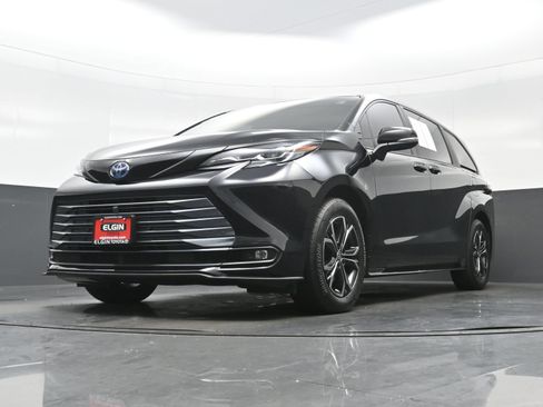 Used 2025 Toyota Sienna Platinum AWD/4WD image 31