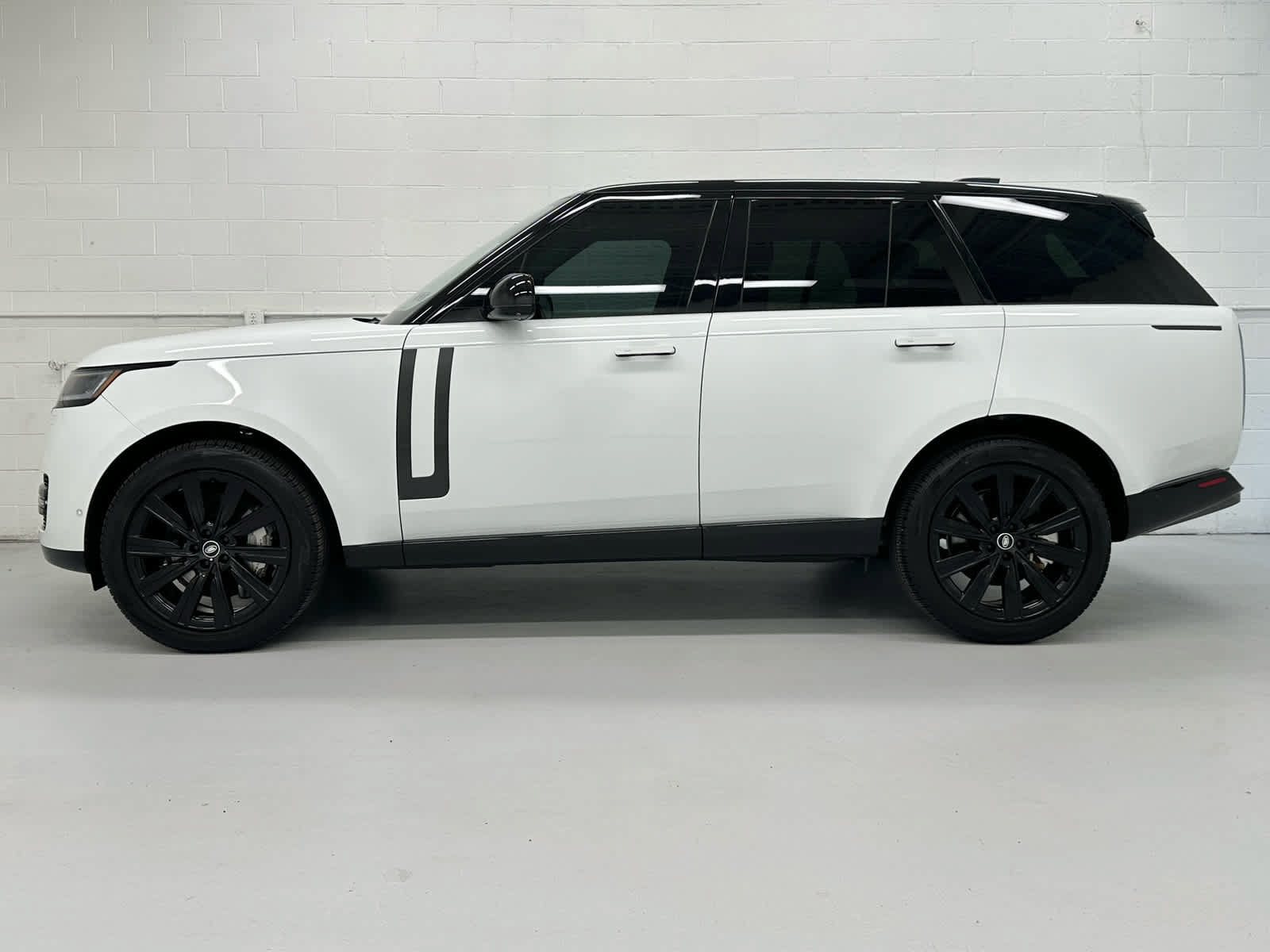 Used 2025 Land Rover Range Rover SE AWD/4WD image 3