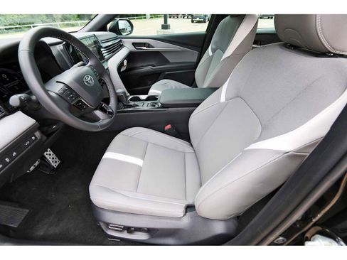 Used 2026 Toyota Camry SE FWD image 11