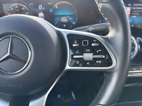 Used 2020 Mercedes-Benz GLB 250 4MATIC w/ Premium Package image 16