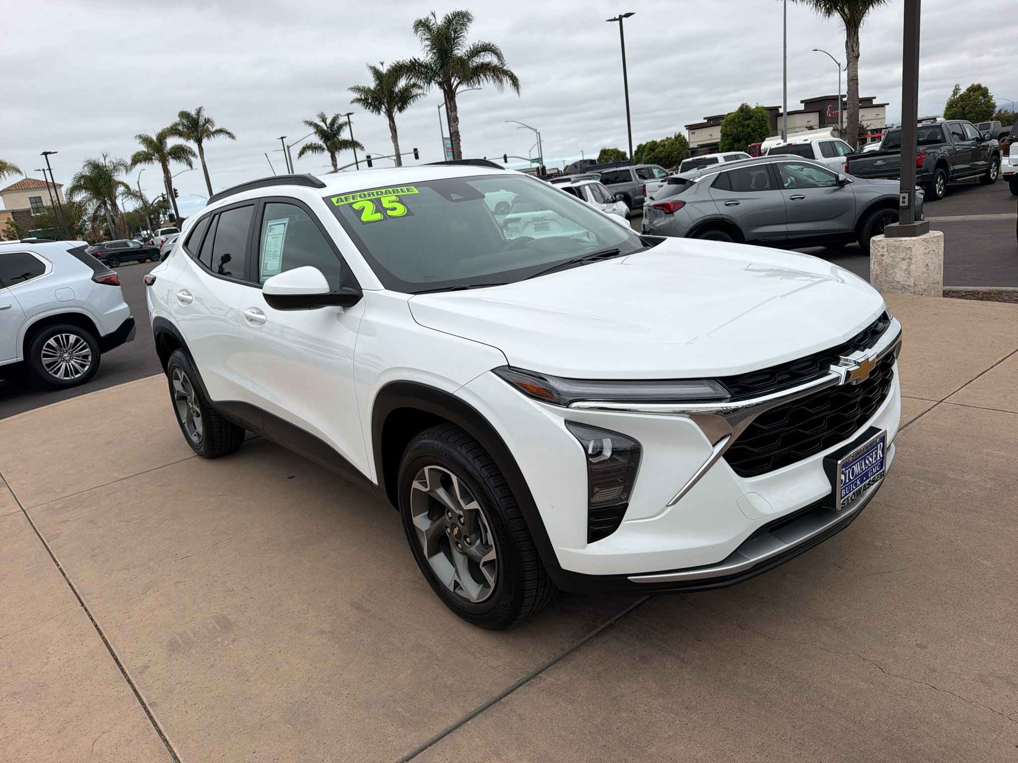 Used 2025 Chevrolet Trax LT FWD image 3