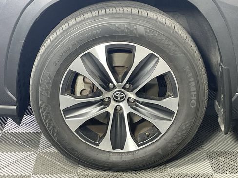 Used 2025 Toyota Highlander XLE AWD/4WD image 10