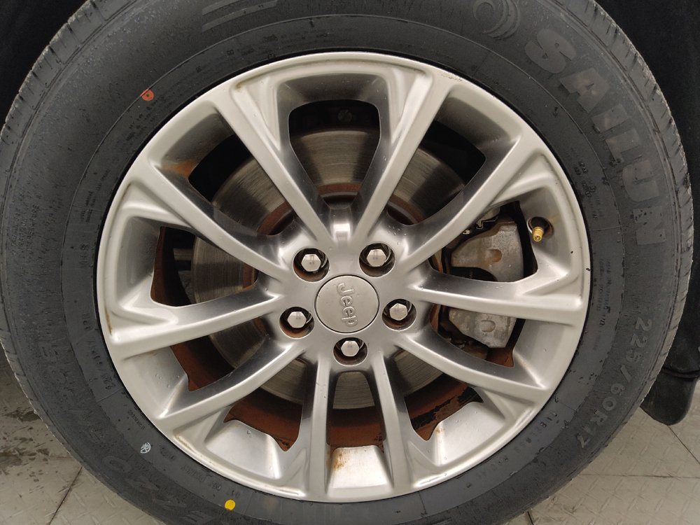 Used 2019 Jeep Cherokee Latitude Plus w/ Comfort/Convenience Group FWD image 31