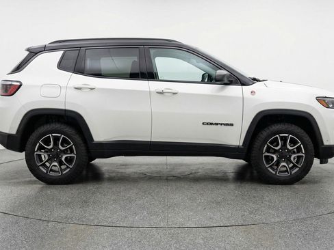 Used 2025 Jeep Compass Trailhawk AWD/4WD image 11