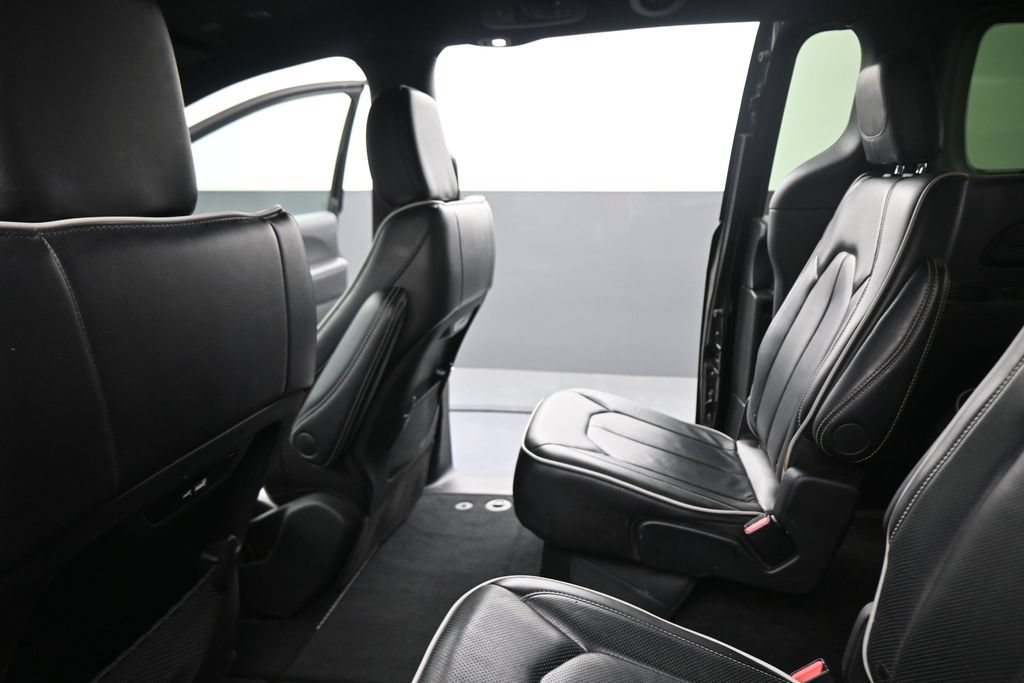 Used 2025 Chrysler Pacifica Limited FWD image 45