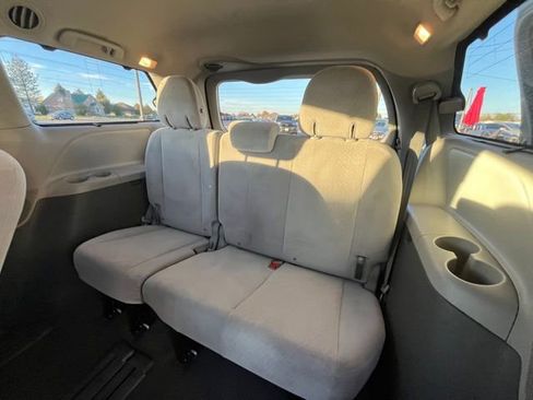 Used 2020 Toyota Sienna LE image 32
