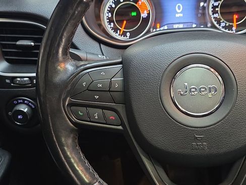 Used 2019 Jeep Cherokee Trailhawk w/ Comfort/Convenience Group AWD/4WD image 15
