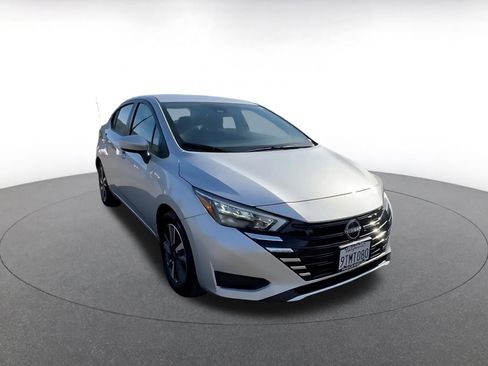 Used 2025 Nissan Versa SV image 3