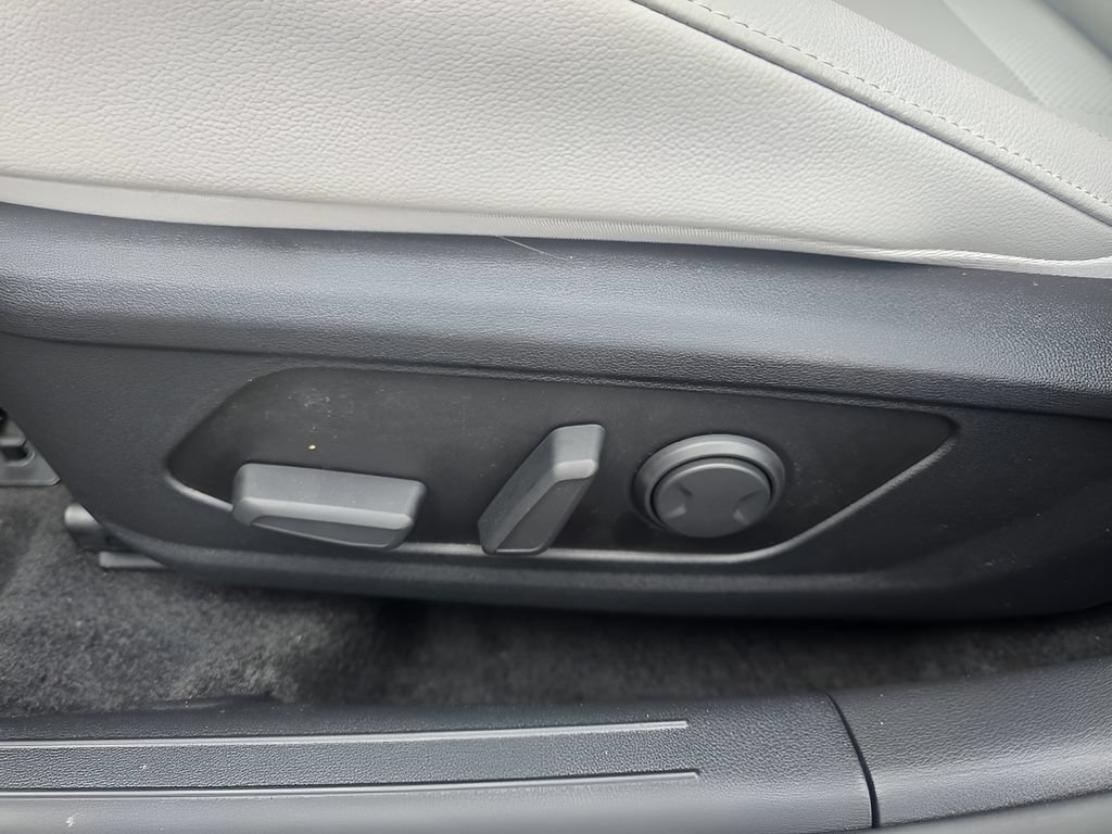 Used 2026 Hyundai Elantra Limited FWD image 16