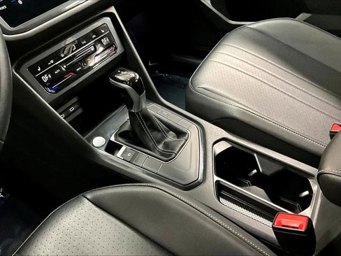 Used 2022 Volkswagen Tiguan SE image 20