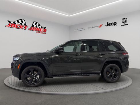 Used 2024 Jeep Grand Cherokee Limited w/ Luxury Tech Group II image 3
