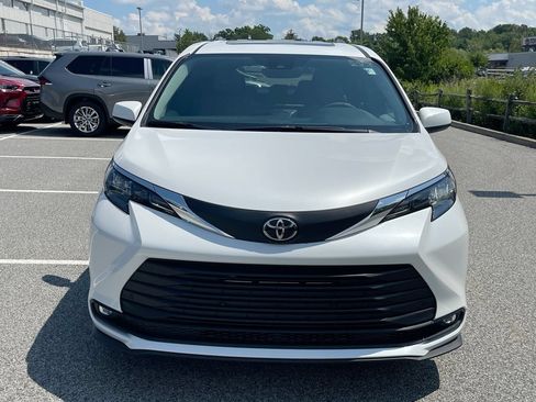 Used 2026 Toyota Sienna XLE FWD image 12