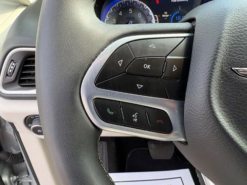 Used 2023 Chrysler Pacifica Touring-L image 12