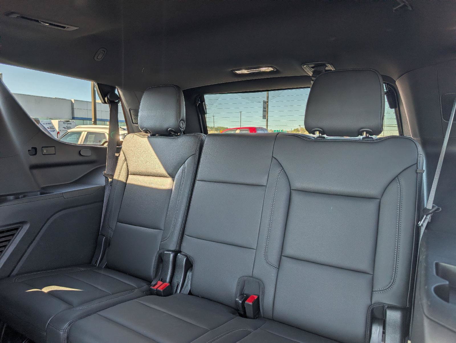 Used 2022 Chevrolet Tahoe Z71 w/ Luxury Package AWD/4WD image 11