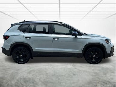 New 2026 Volkswagen Taos SE FWD image 7
