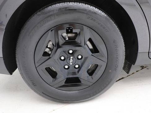 Used 2025 Kia Carnival FWD image 9