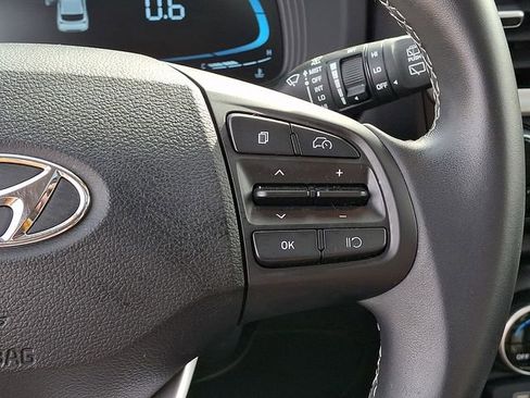 Used 2025 Hyundai Venue SEL image 25