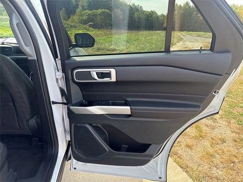 Used 2023 Ford Explorer XLT image 38