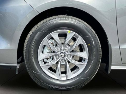 New 2026 Toyota Sienna LE FWD image 32