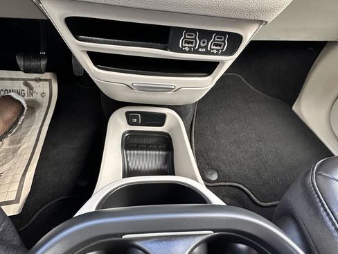 Used 2023 Chrysler Pacifica Touring-L image 34