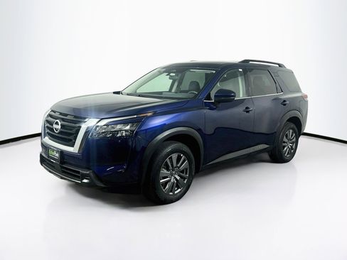 Used 2025 Nissan Pathfinder SV FWD image 3
