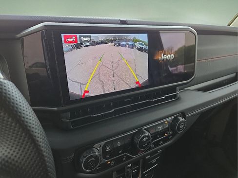 Used 2025 Jeep Wrangler Unlimited Rubicon AWD/4WD image 17