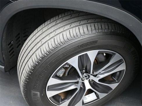 Used 2020 Toyota Highlander XLE image 27