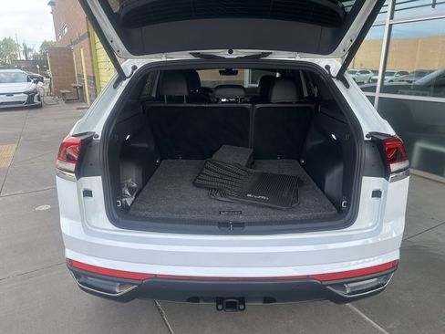 Used 2024 Volkswagen Atlas Cross Sport SE w/ Panoramic Sunroof Package FWD image 37