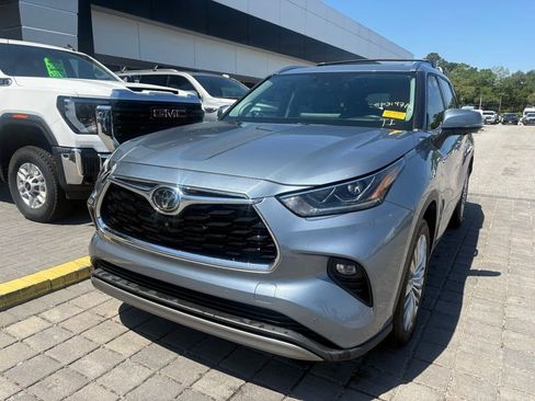 Used 2023 Toyota Highlander Platinum FWD image 2