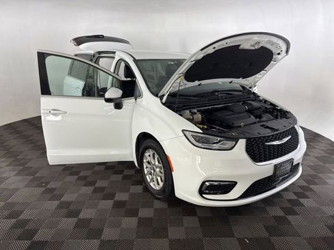 Used 2023 Chrysler Pacifica Touring-L FWD image 12