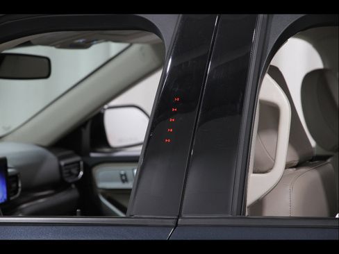 Used 2023 Ford Explorer Limited w/ Equipment Group 301A AWD/4WD image 4