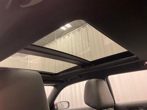 Used 2023 Chrysler 300 C RWD image 12