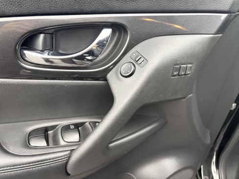 Used 2018 Nissan Rogue SV w/ Premium Package AWD/4WD image 13