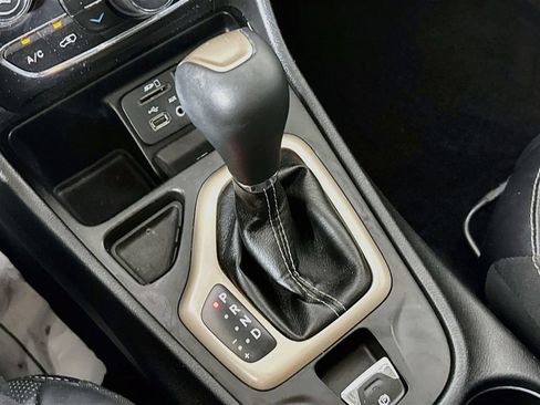 Used 2016 Jeep Cherokee Limited w/ Luxury Group FWD image 21
