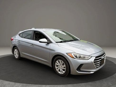 Used 2017 Hyundai Elantra SE image 1