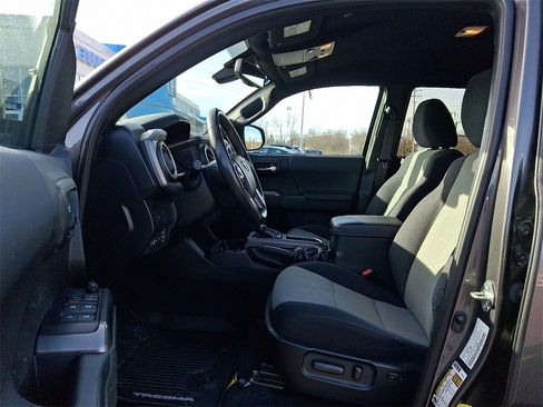 Used 2022 Toyota Tacoma SR image 15