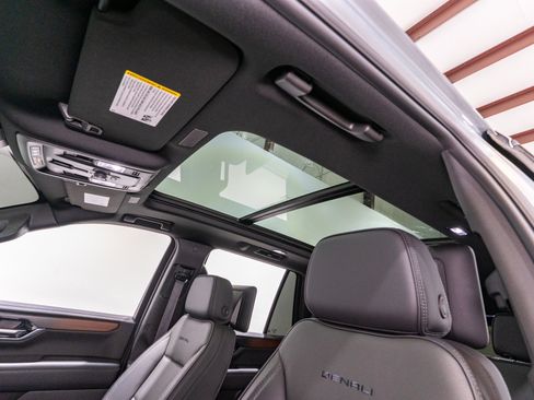 Used 2025 GMC Yukon Denali w/ Denali Reserve Package RWD image 18