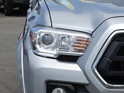 Certified 2022 Toyota Tacoma SR5 AWD/4WD image 5