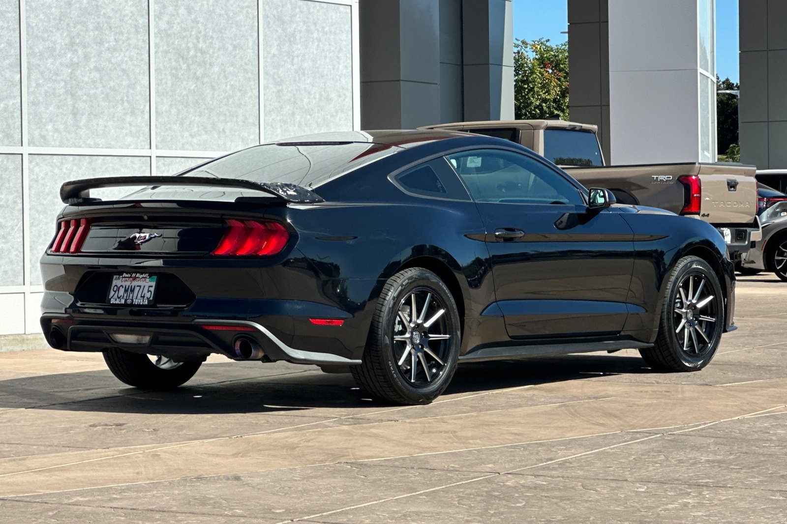 Used 2018 Ford Mustang Coupe RWD image 4